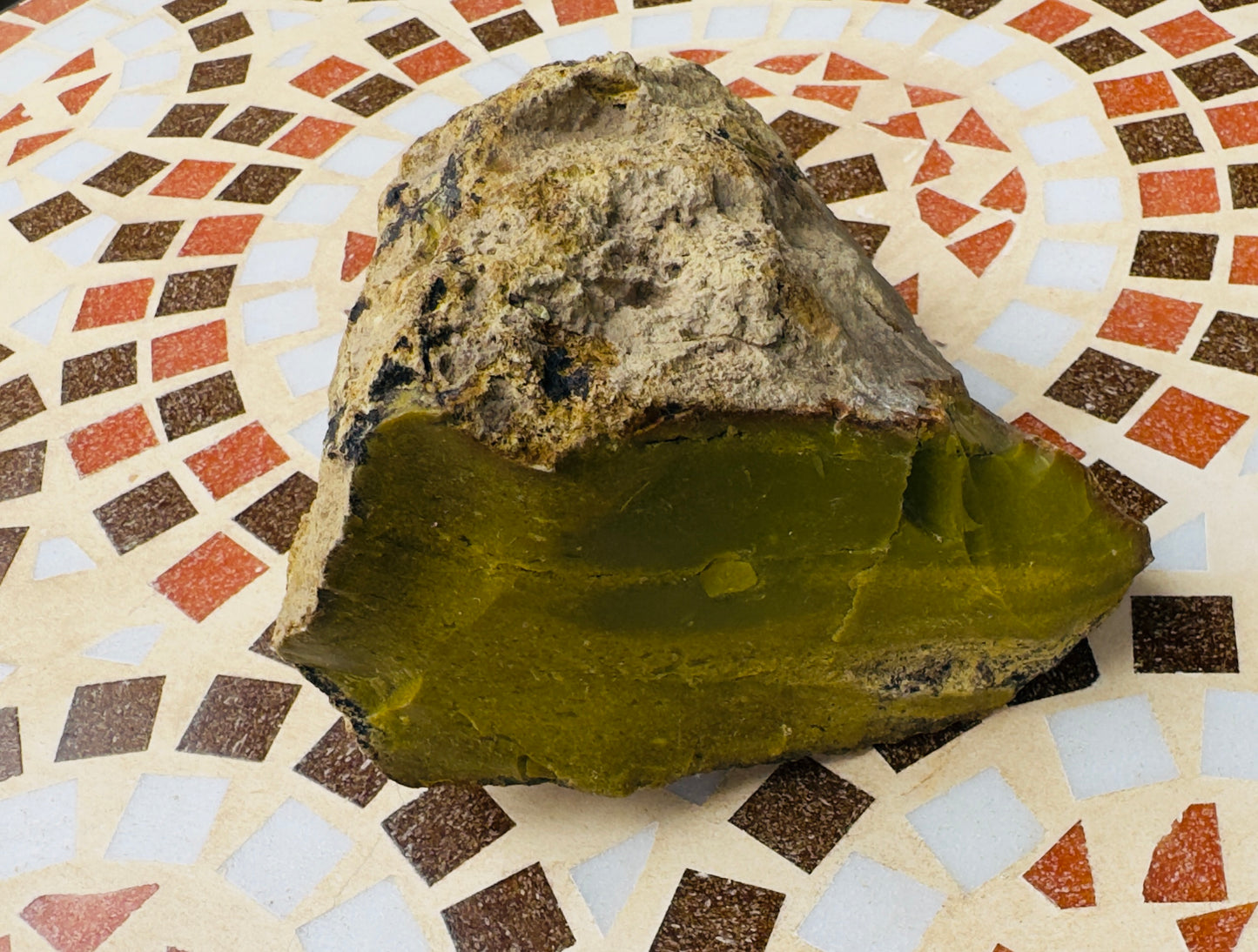 静けさを宿す石:オリーブオパール原石|ラフスタイル/風化層付き(約1.8kg)