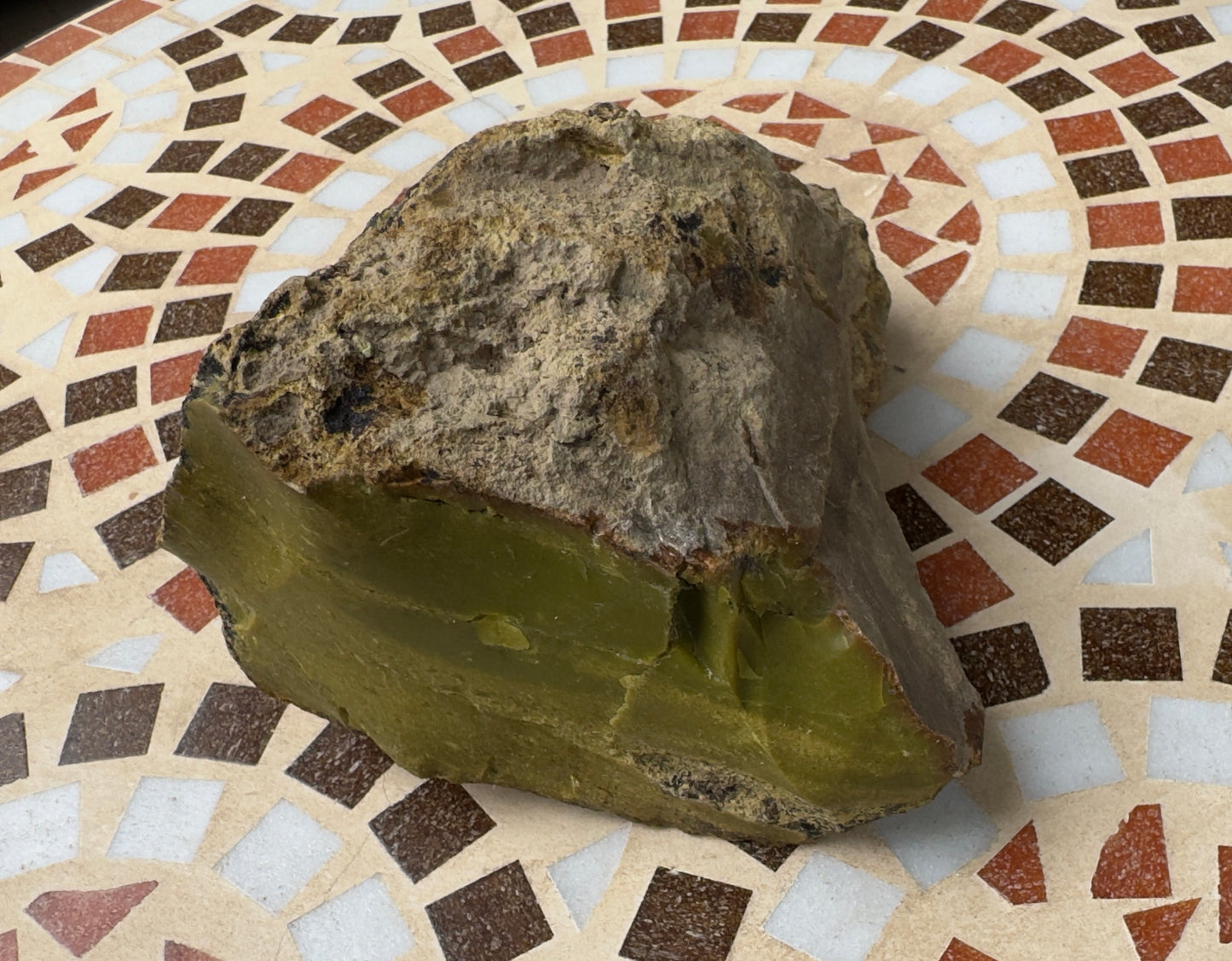 静けさを宿す石:オリーブオパール原石|ラフスタイル/風化層付き(約1.8kg)
