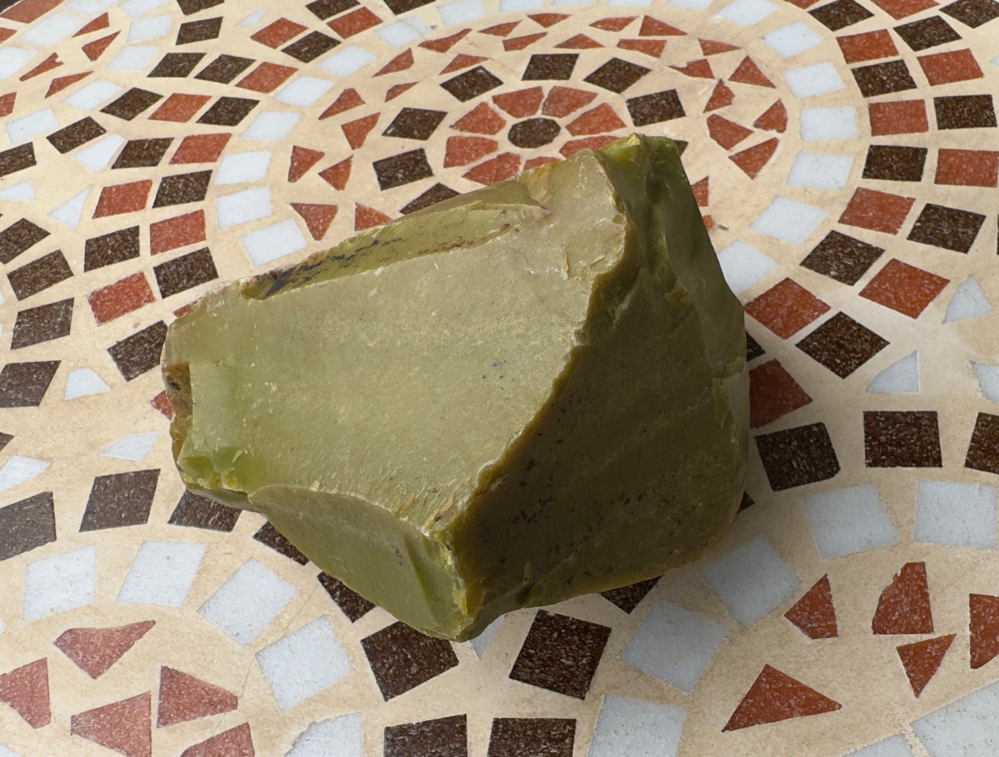 深呼吸するグリーン:オリーブオパール原石|半研磨風/風化皮少なめ(約1.4kg)